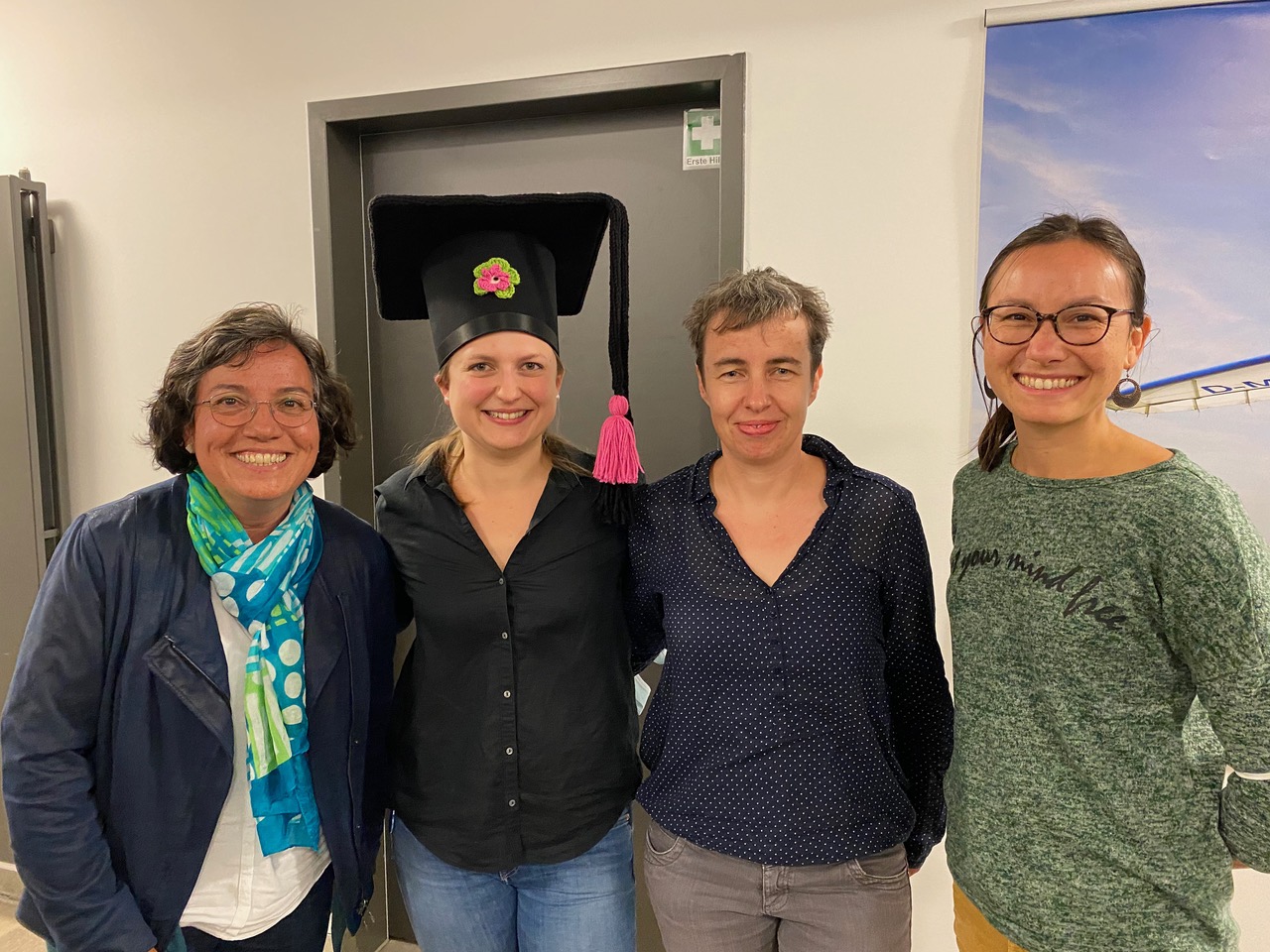 Prof. Beate Escher, Dr. Nadine Sossalla (mit Doktorandenhut), Dr. Rita Schlichting, Maria König